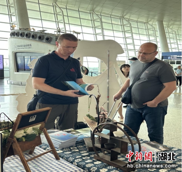 外國乘客在展區(qū)了解京山文旅項目